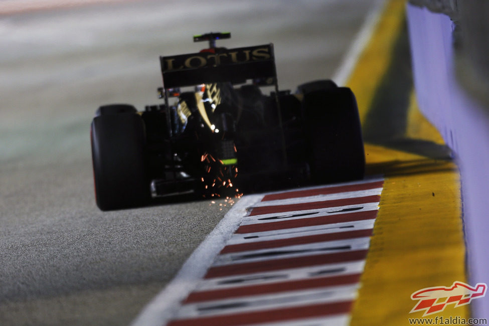 Chispas en el Lotus de Romain Grosjean