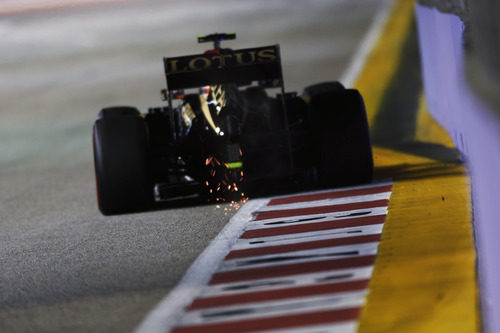 Chispas en el Lotus de Romain Grosjean