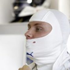 Valtteri Bottas se ajusta sus pertenencias para salir a pista