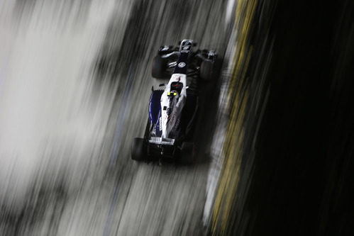 Valtteri Bottas a toda velocidad con los neumáticos superblandos