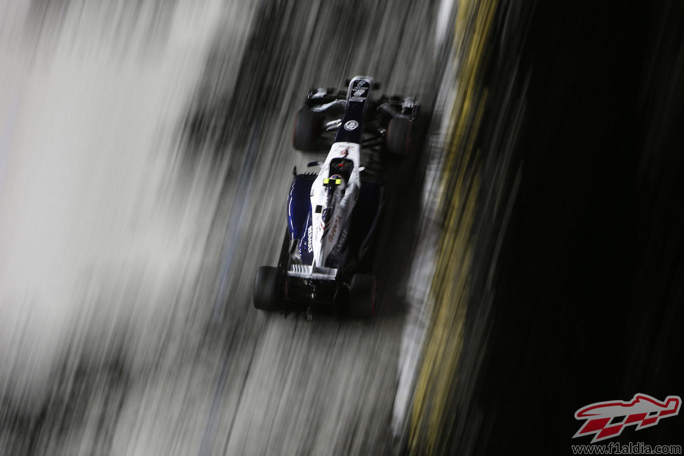 Valtteri Bottas a toda velocidad con los neumáticos superblandos