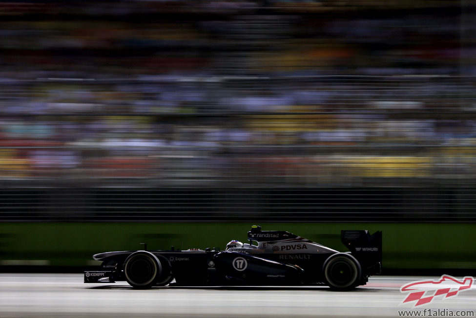 Valtteri Bottas a toda velocidad con su FW35 sobre los neumáticos medios