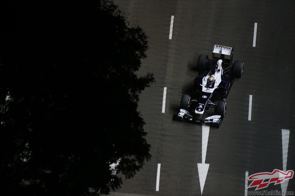 Pastor Maldonado exprime los medios en el trazado de Marina Bay