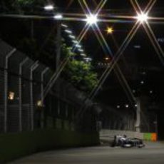 Valtteri Bottas rueda por el trazado de Marina Bay