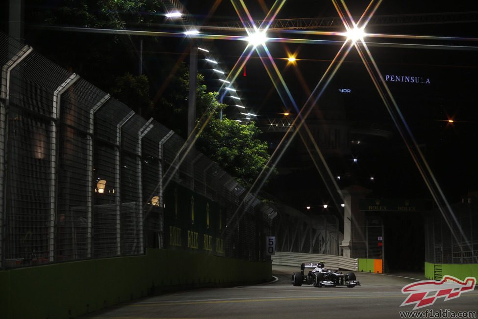 Valtteri Bottas rueda por el trazado de Marina Bay