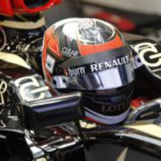 Concentración en el 'cockpit' de Kimi Räikkönen