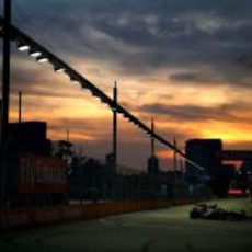 Daniel Ricciardo rueda mientras atardece en Marina Bay