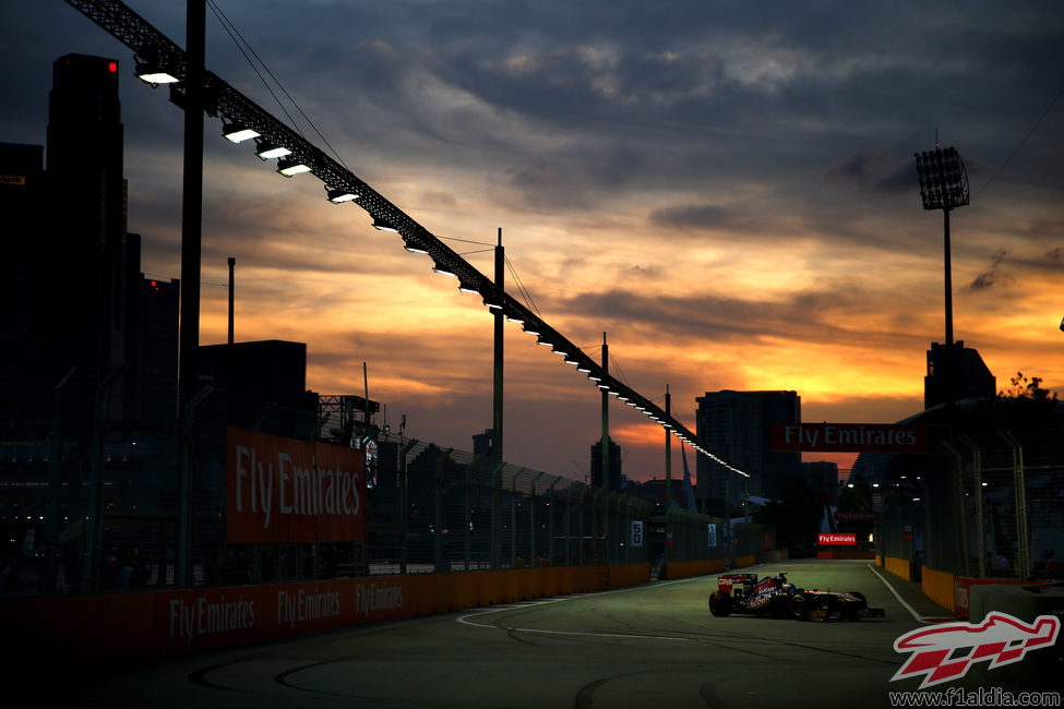 Daniel Ricciardo rueda mientras atardece en Marina Bay