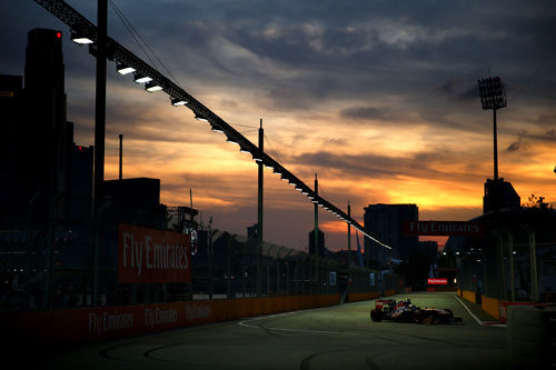 Daniel Ricciardo rueda mientras atardece en Marina Bay