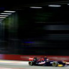 Daniel Ricciardo rueda con los medios durante los Libres 3