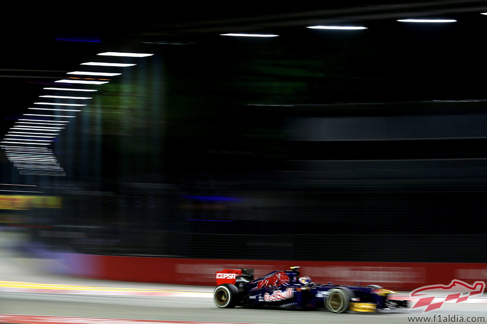 Daniel Ricciardo rueda con los medios durante los Libres 3