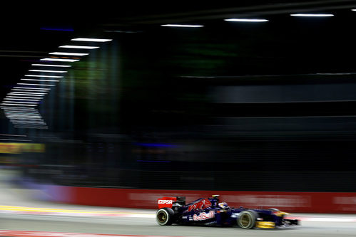 Daniel Ricciardo rueda con los medios durante los Libres 3