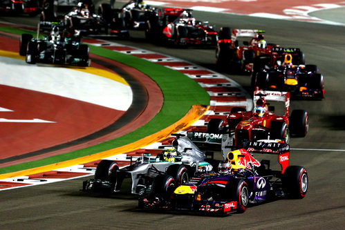 Sebastian Vettel se empareja con Rosberg en la salida