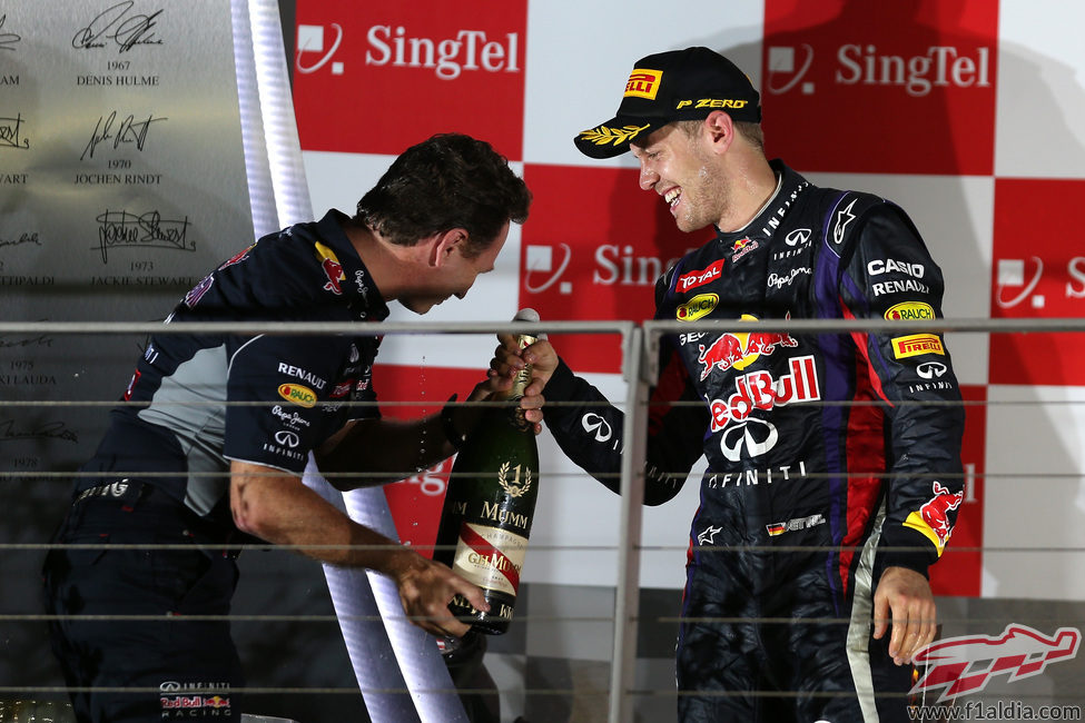 Alegría en el podio de Sebastian Vettel y Christian Horner