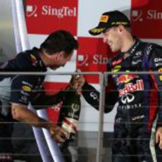 Alegría en el podio de Sebastian Vettel y Christian Horner