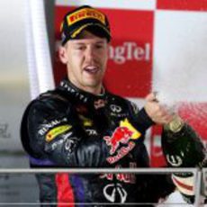 Sebastian Vettel lanza champán