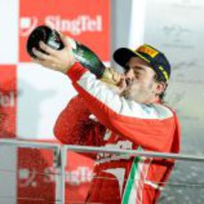 Fernando Alonso se refresca con champán