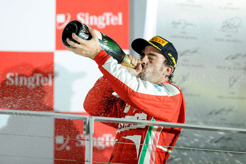 Fernando Alonso se refresca con champán