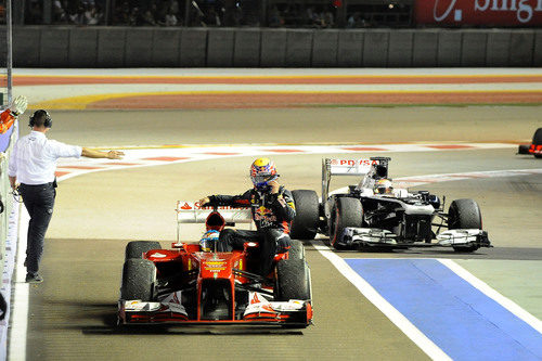 Fernando Alonso remolca a Mark Webber