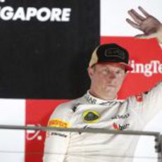 Kimi Räikkönen saluda desde el podio de Singapur
