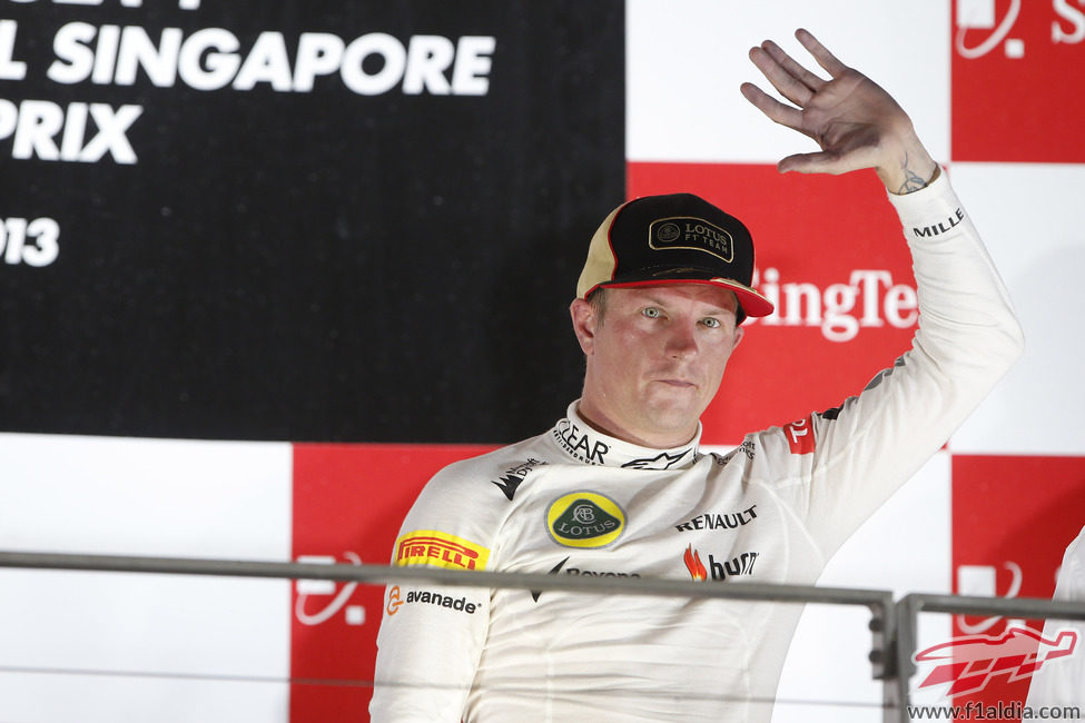 Kimi Räikkönen saluda desde el podio de Singapur