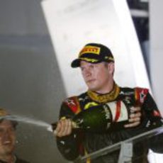 Kimi Räikkönen celebra el podio con champán