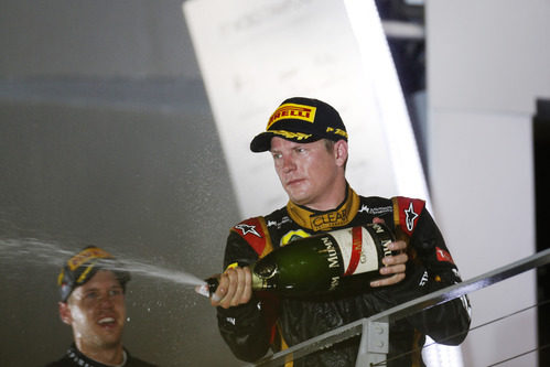 Kimi Räikkönen celebra el podio con champán