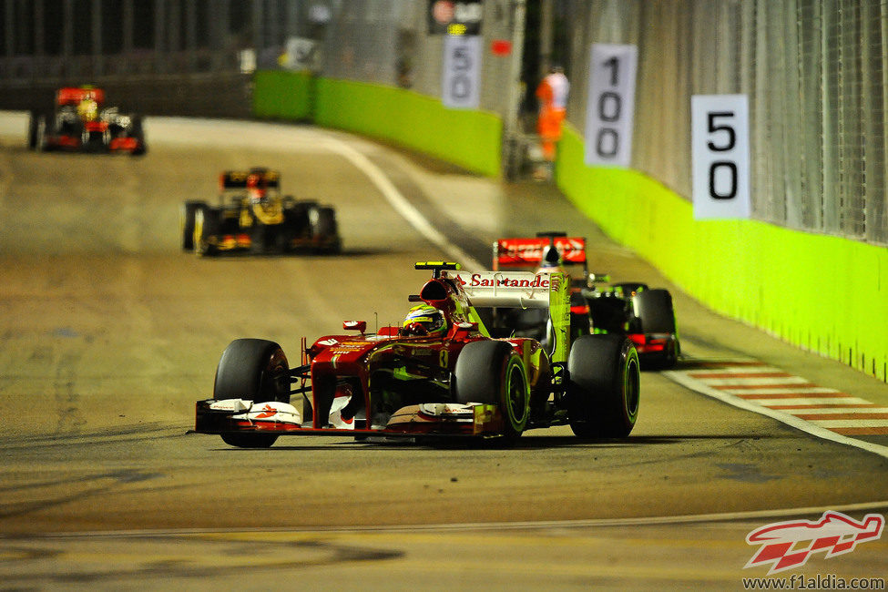 Felipe Massa rueda por delante de Button