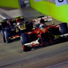Fernando Alonso rueda por delante de Grosjean