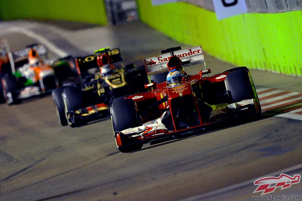 Fernando Alonso rueda por delante de Grosjean