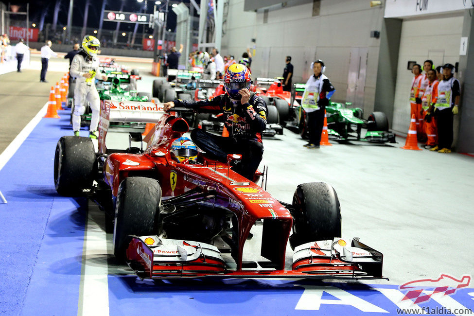 Alonso lleva a Webber hasta la calle de boxes