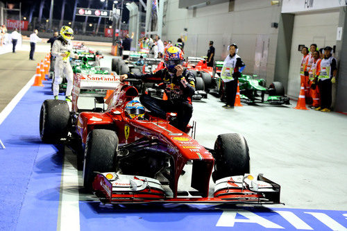 Alonso lleva a Webber hasta la calle de boxes