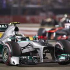 Hamilton rueda por delante de Button