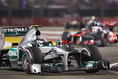 Hamilton rueda por delante de Button