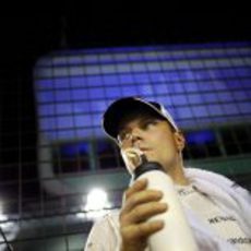 Valtteri Bottas se refresca antes del GP de Singapur