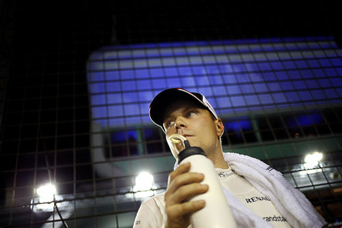 Valtteri Bottas se refresca antes del GP de Singapur