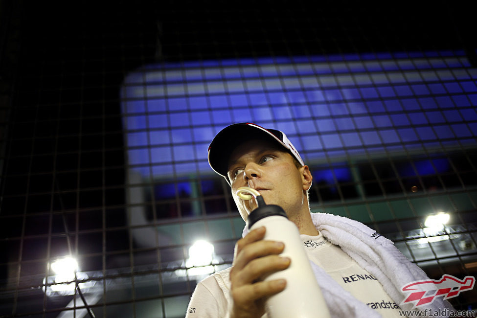 Valtteri Bottas se refresca antes del GP de Singapur
