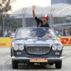 Daniel Ricciardo saluda en el 'drivers' parade'