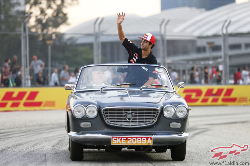 Daniel Ricciardo saluda en el 'drivers' parade'