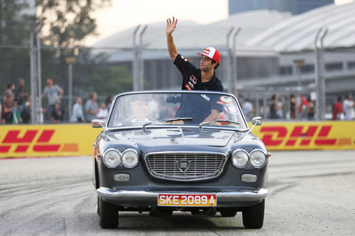 Daniel Ricciardo saluda en el 'drivers' parade'