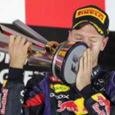 Sebastian Vettel besa el trofeo de su victoria en Singapur