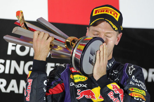 Sebastian Vettel besa el trofeo de su victoria en Singapur