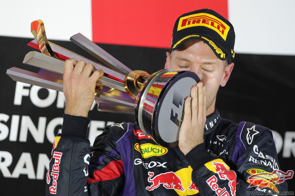 Sebastian Vettel besa el trofeo de su victoria en Singapur