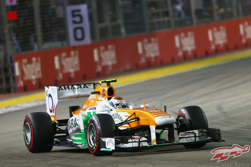 Adrian Sutil exprime al máximo su VJM06 en una de sus vueltas a Marina Bay