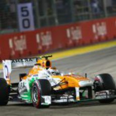 Adrian Sutil exprime al máximo su VJM06 en una de sus vueltas a Marina Bay