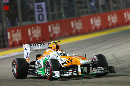 Adrian Sutil exprime al máximo su VJM06 en una de sus vueltas a Marina Bay