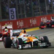 Paul di Resta rueda por delante de Massa