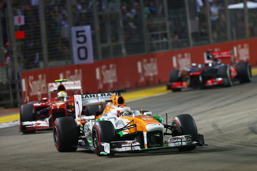 Paul di Resta rueda por delante de Massa