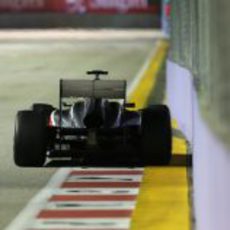 Esteban Gutiérrez pasa cerca del muro