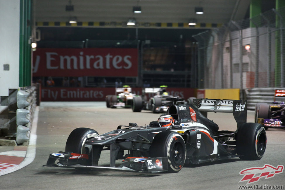 Nico Hülkenberg sale del túnel de Marina Bay